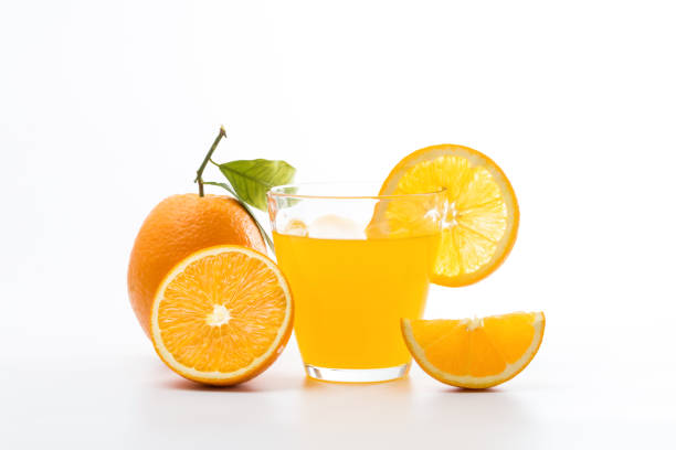 frescas y deliciosas naranjas y jugo de naranja - 5123 fotografías e imágenes de stock