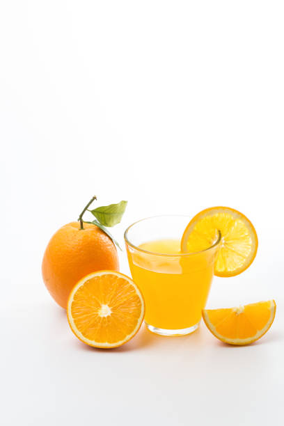 свежие и вкусные апельсины и апельсиновый сок - 5126 стоковые фото и изображения