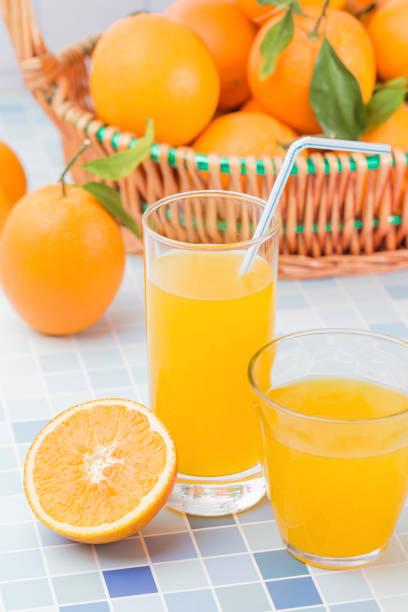 świeże i pyszne pomarańcze i sok pomarańczowy - 5143 zdjęcia i obrazy z banku zdjęć