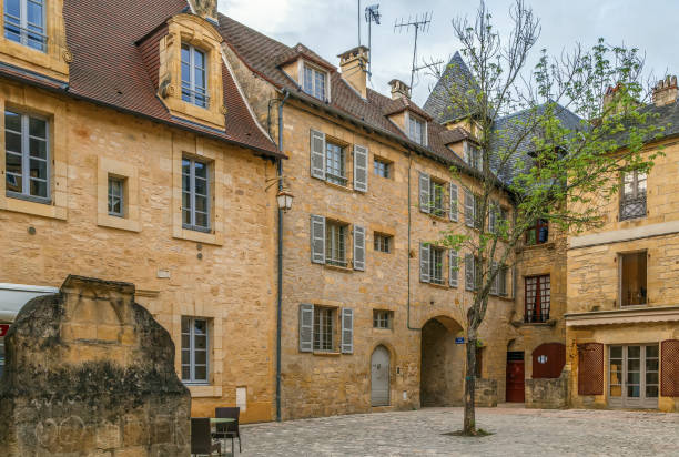 istock Square in Sarlat-la-Caneda, France 1086922330