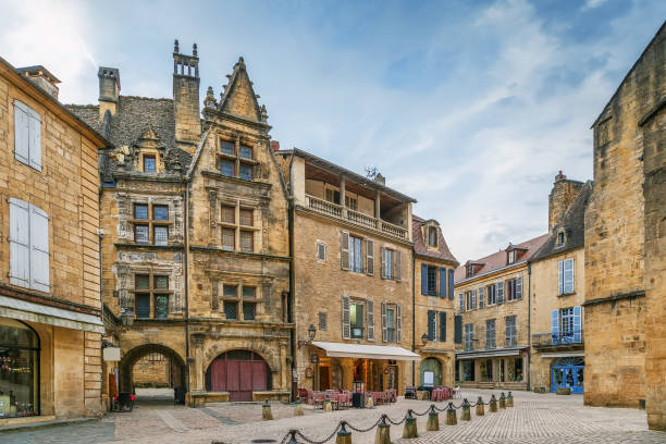 istock Square in Sarlat-la-Caneda, France 1086922358
