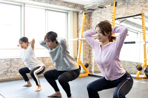 estiramientos en el gimnasio de deportes - dieting mirror healthy lifestyle women fotografías e imágenes de stock