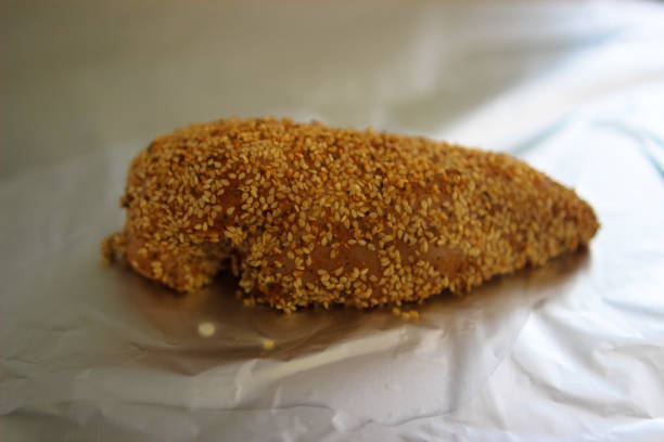 poulet cuit au four avec des graines de sésame - chicken sesame chicken leg marinated photos et images de collection