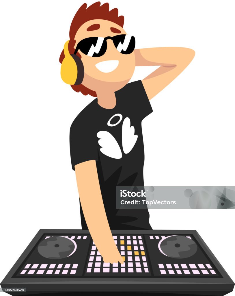 DJ mâle à lunettes et casque jouant de la musique sur vecteur de pont console de mixage Illustration sur fond blanc - clipart vectoriel de Adulte libre de droits