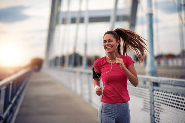 weiblich, in der stadt laufen - rennen körperliche aktivität stock-fotos und bilder