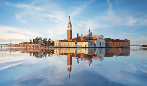 ヴェネツィア島の朝 - 鐘楼 ストックフォトと画像