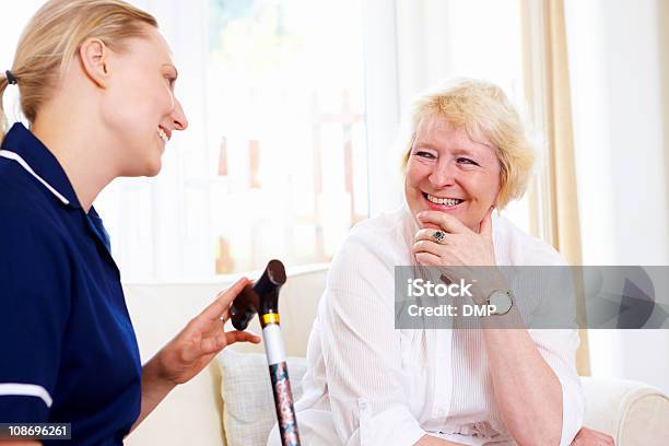Пожилая Женщина Имеющие Разговор С Счастливый Медсестра — стоковые фотографии и другие картинки 60-64 года