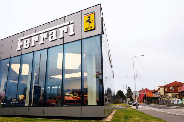 ferrari n. v. italian luxury sports car manufacturer company logo in front of dealership building - brand name yellow red business imagens e fotografias de stock