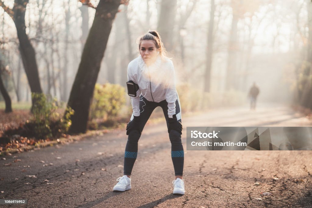 Sportlerin durchatmen nach dem Joggen - Lizenzfrei Rennen - Körperliche Aktivität Stock-Foto