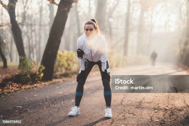 Sportlerin Durchatmen Nach Dem Joggen Stockfoto und mehr Bilder von Rennen - Körperliche Aktivität - Rennen - Körperliche Aktivität, Winter, Sichtbarer Atem