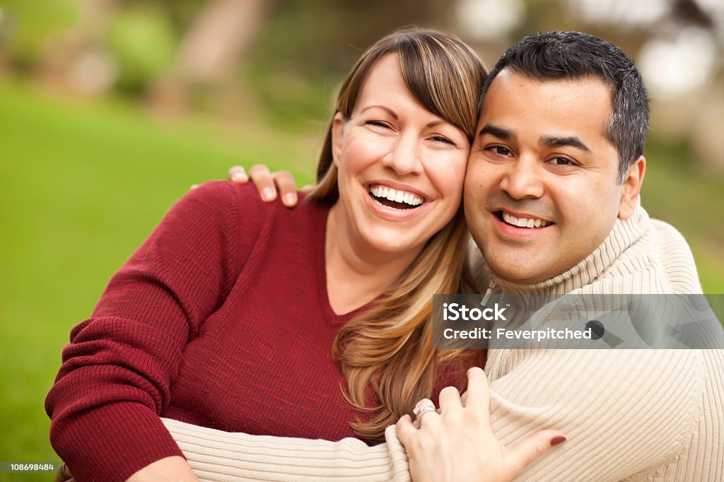 Portrait de Couple de Race mixte attrayant - Photo de Tous types de couple libre de droits