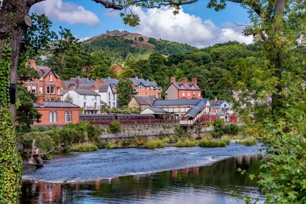 vista della stazione ferroviaria storica e della natura - dee river river denbighshire wales foto e immagini stock