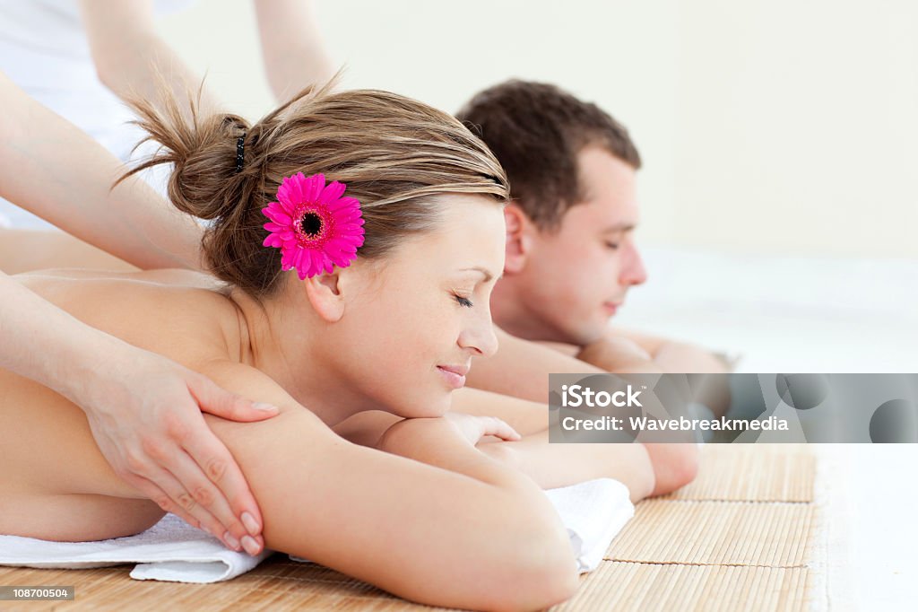 Tranquilo par tener un masaje de espalda - Foto de stock de Acostado libre de derechos