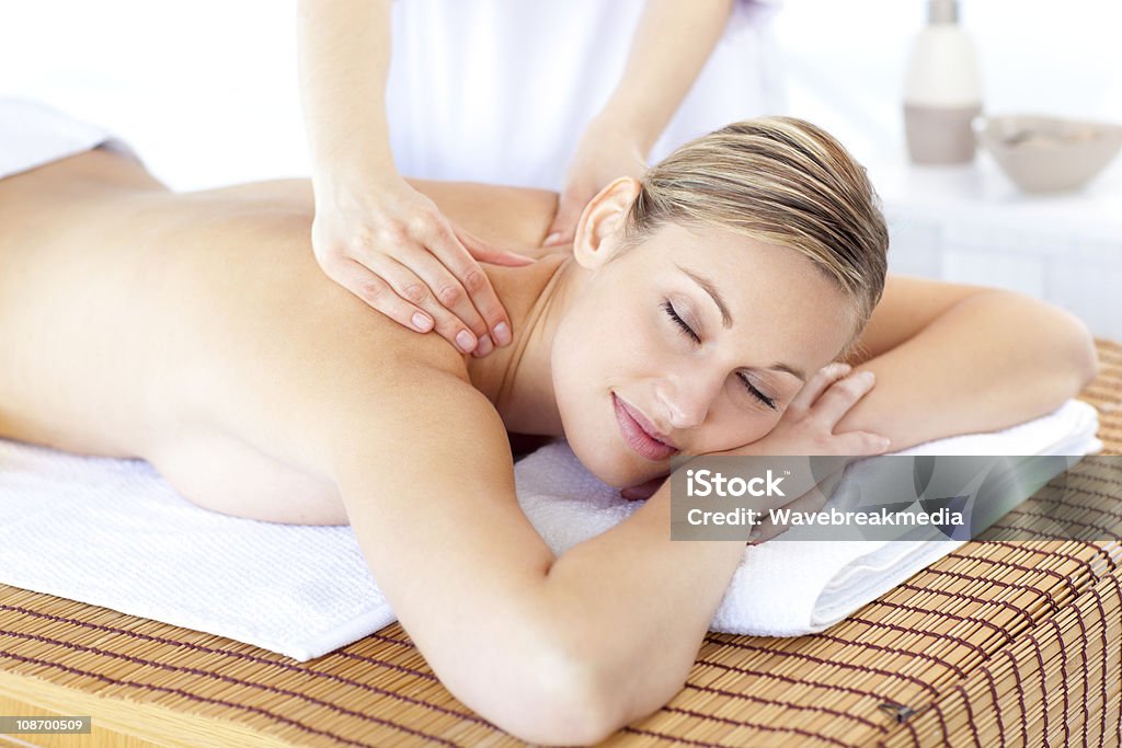 Mulher pacífica tendo uma Massagem nas costas - Royalty-free Adulto Foto de stock