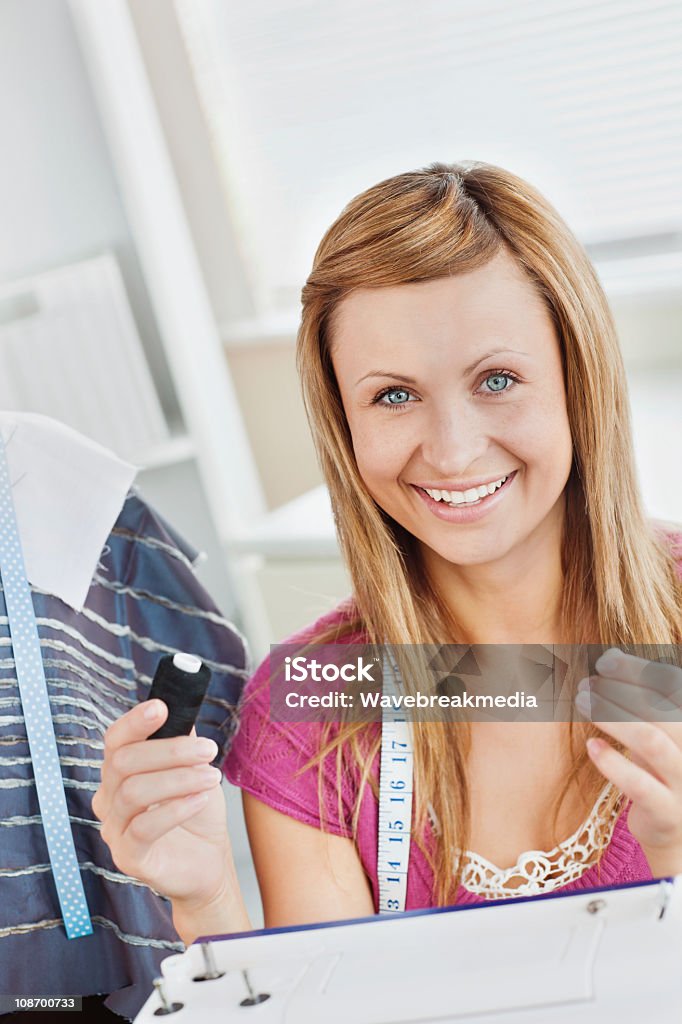 Mulher sorridente costura na cozinha - Foto de stock de Adulto royalty-free