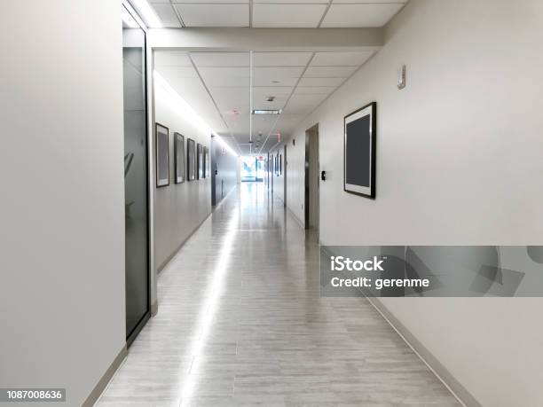 Krankenhauskorridor Stockfoto und mehr Bilder von Korridor - Korridor, Eingangshalle - Wohngebäude-Innenansicht, Büro