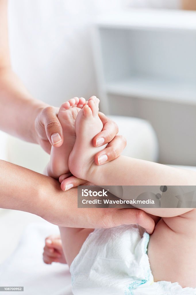 Close-up do bebê de pés enquanto mãe a mudança de fraldas - Royalty-free Fralda Foto de stock