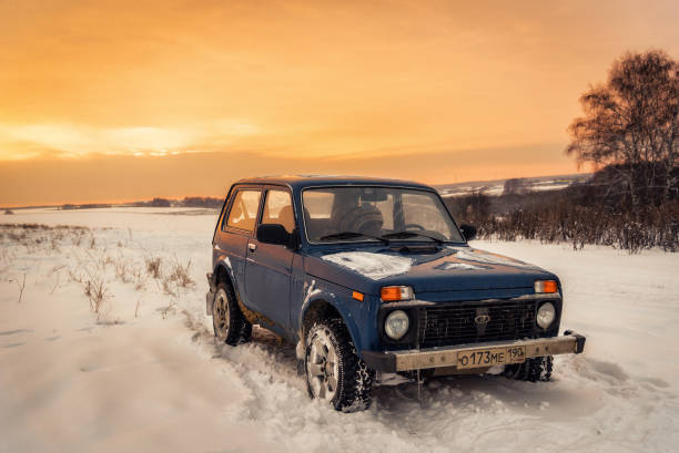 青いロシア オフロード車ラダ niva 4 x 4 (vaz 2121/21214) スキー場に駐車。 - off road vehicle 4x4 snow driving ストックフォトと画像