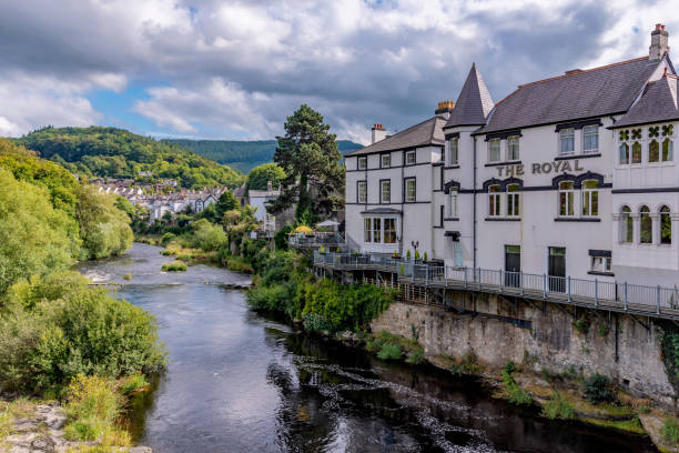 widok na llangollen starej architektury nad rzeką - llangollen zdjęcia i obrazy z banku zdjęć