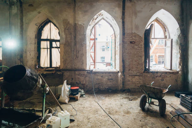 istock Interior of old mansion room under reconstruction 1087030898