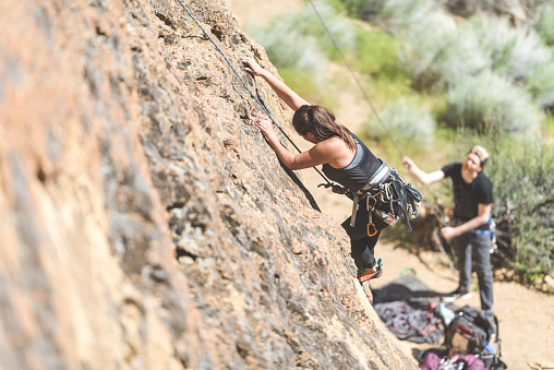 Mujer escalada en roca en central Oregon photo
