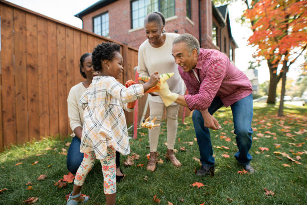 grands-parents, parents et petite-fille ensemble - husband wife family ethnic photos et images de collection