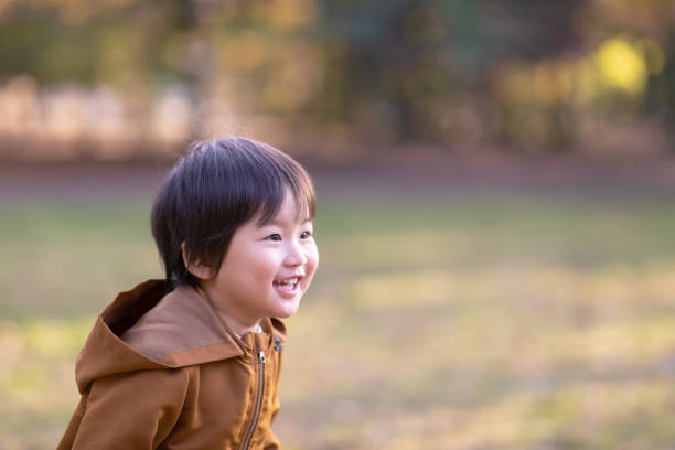 喜びと�公共の公園で走っている小さな少年 - little boys ストックフォトと画像