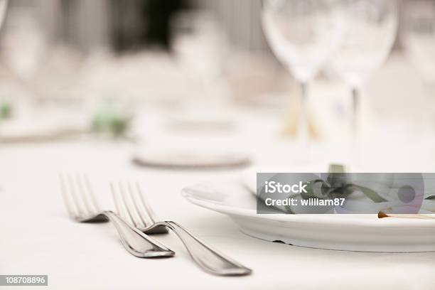 Elegantemente Decoradas Mesa No Restaurante - Fotografias de stock e mais imagens de Jantar - Refeições - Jantar - Refeições, Classe Alta, Mesa - Mobília