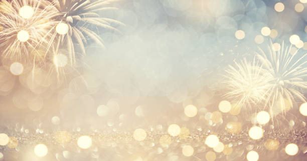 fuegos artificiales vintage oro y bokeh en año nuevo vísperas y copia espacio. vacaciones en antecedentes. - new year fotografías e imágenes de stock