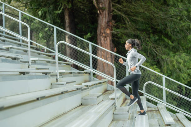 trenes de atleta de pista femenino en gradas del estadio - ejercicio cardiovascular fotografías e imágenes de stock