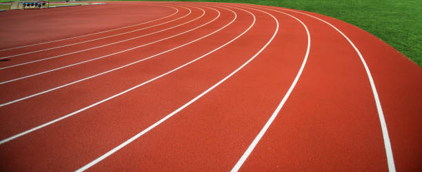 pista di plastica rossa dello stadio - bleachers stadium empty seat foto e immagini stock