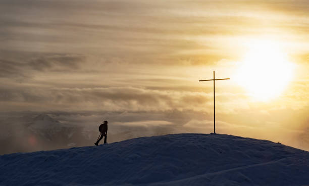 escalador solitario en una cresta de nieve. - solitude mountain range ridge mountain peak fotografías e imágenes de stock