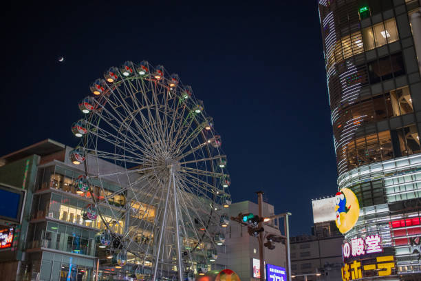 pubblicità e loghi nel centro commerciale cross sakae - ferris wheel wheel night neon light foto e immagini stock