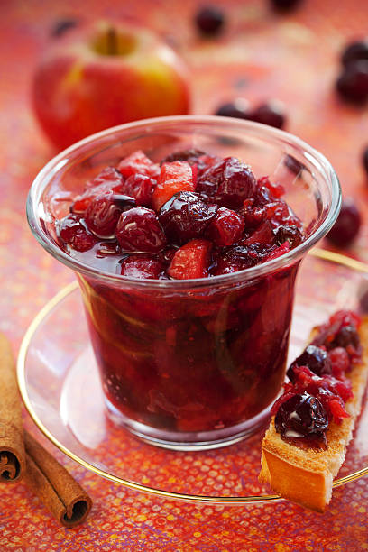 apfel und cranberry-chutney - preserves pickle jar relish stock-fotos und bilder