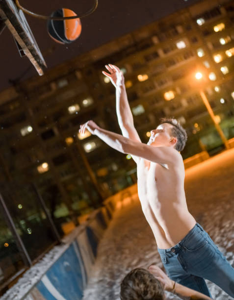 giovani russi caldi che giocano a basket di strada - sport chest men adolescence foto e immagini stock