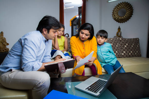 indyjski family finance problem - zdjęcia stockowe - two parent family asian ethnicity couple computer zdjęcia i obrazy z banku zdjęć