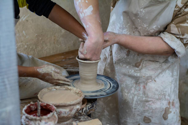 陶工が子供を教えています。 - natural form ストックフォトと画像