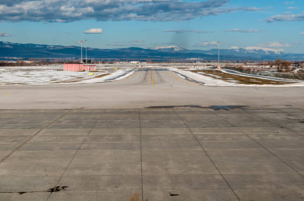 empty airport lane - pista de aeroporto imagens e fotografias de stock