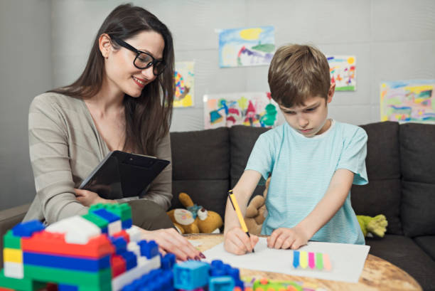 psychologue pour enfants au travail - child therapy photos et images de collection