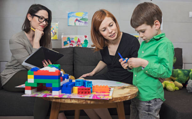 child psychologist at work - child therapy imagens e fotografias de stock