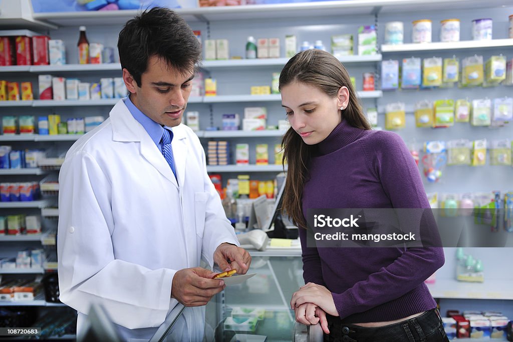 Farmacêutico e cliente em Farmácia - Royalty-free Farmacêutico Foto de stock