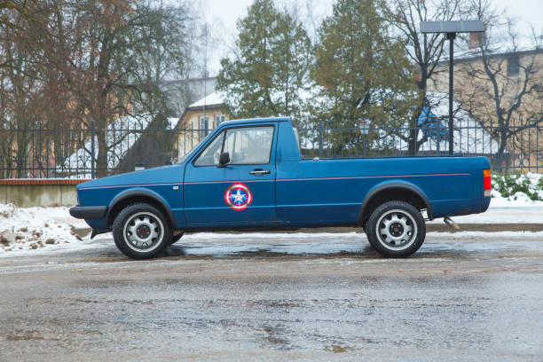 blu retro volkswagen mk1 caddy rabbit en la calle. hecho en alemania 1970. foto del viaje urbano 2018, diciembre. - editorial eastern europe europe reflection fotografías e imágenes de stock