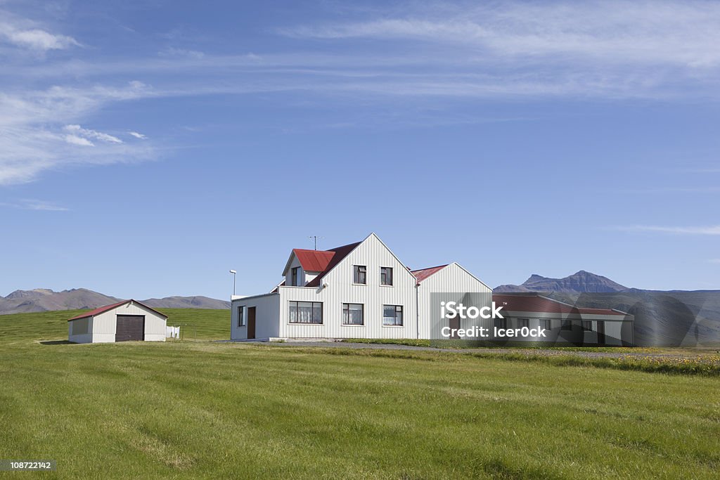 Piękny Dom w zielony i niebieski, lato zdjęcia z Islandii - Zbiór zdjęć royalty-free (Bez ludzi)