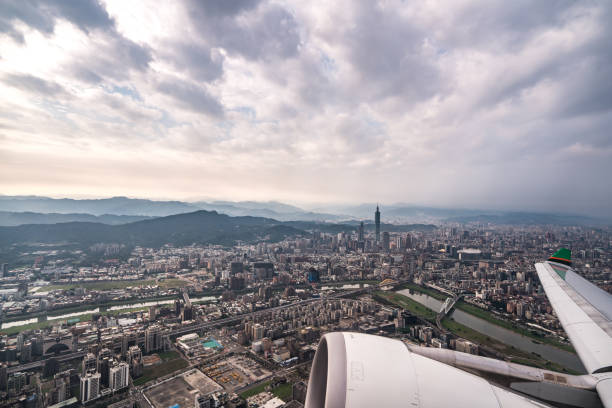 linha do horizonte da cidade de taipei, no centro da cidade de taipei, taiwan. - window office building taipei built structure - fotografias e filmes do acervo