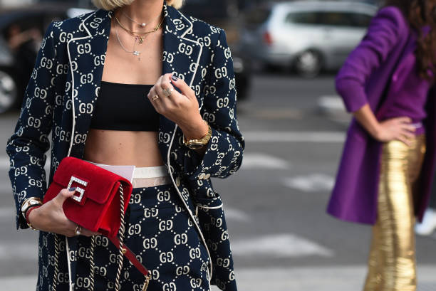 19. september 2018: mailand, italien - street style outfits im detail während der mailand fashion week - mfwss19 - damen top gold stock-fotos und bilder