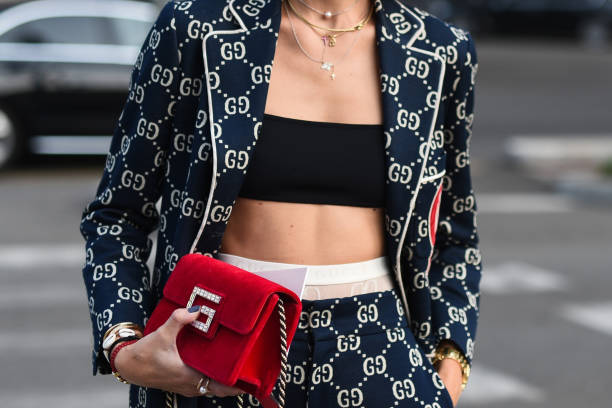 19 de septiembre de 2018: milán, italia - trajes de estilo de calle en detalle durante la semana de la moda de milán - mfwss19 - vestido de gucci fotografías e imágenes de stock