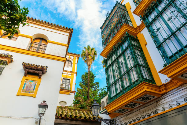 edificios en santa cruz, sevilla, españa - seville sevilla house spain fotografías e imágenes de stock