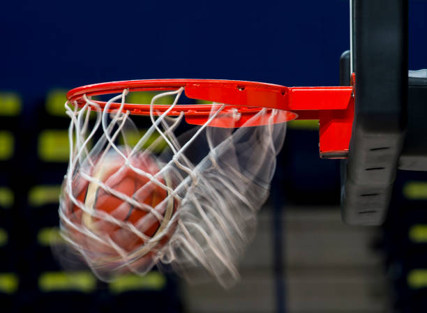 puntuación durante un partido de baloncesto - balón en el aro - swish fotografías e imágenes de stock