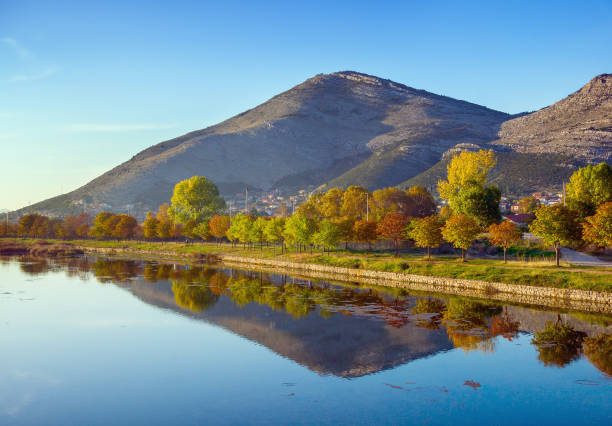 vista sul fiume trebisnjica vicino alla città di trebinje. bosnia ed erzegovina - trebinje foto e immagini stock