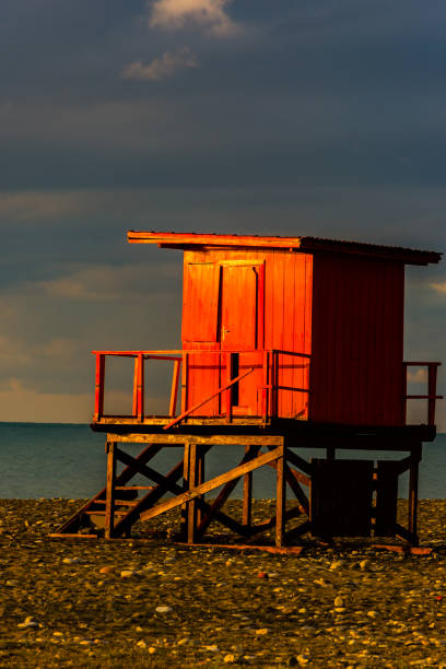 バットのビー�チで小さな木の家の照明の日の出 - lifeguard orange nature beach ストックフォトと画像